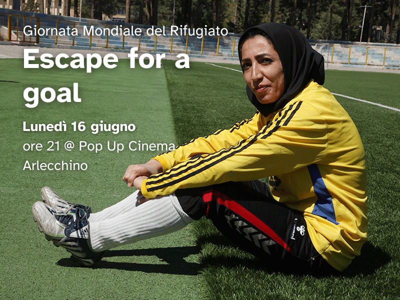 Donna con hijab e divisa sportiva seduta su un campo da calcio; testo promuove il film "Escape for a goal" per la Giornata Mondiale del Rifugiato, il 16 giugno al Pop Up Cinema Arlecchino.