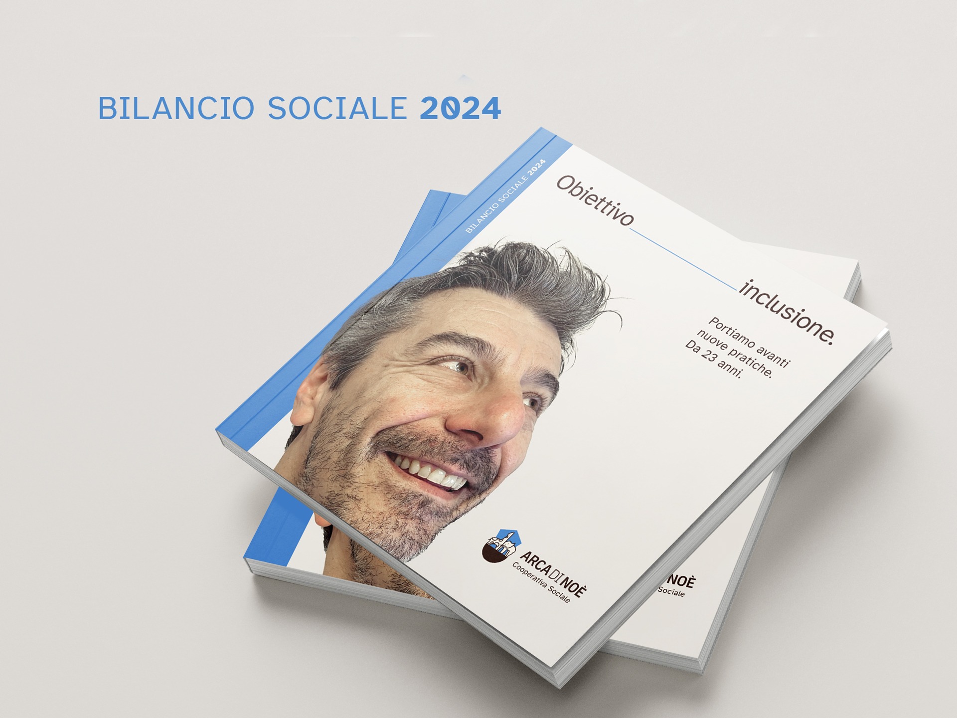 Primo piano di un uomo sorridente che guarda verso l’alto, con testo promozionale della cooperativa sociale Arca di Noè sul bilancio sociale 2024 e il tema dell’inclusione.