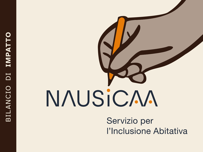 Illustrazione di una mano che scrive con una matita arancione sopra il logo "NAUSICA&Agrave; - Servizio per l&rsquo;Inclusione Abitativa". A sinistra, la scritta verticale "Bilancio di Impatto"
